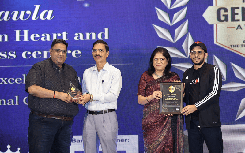 Dr. Kamaldeep Chawla receiving award for excellence in cardiac care treatment at Ayushman Heart & Wellness.